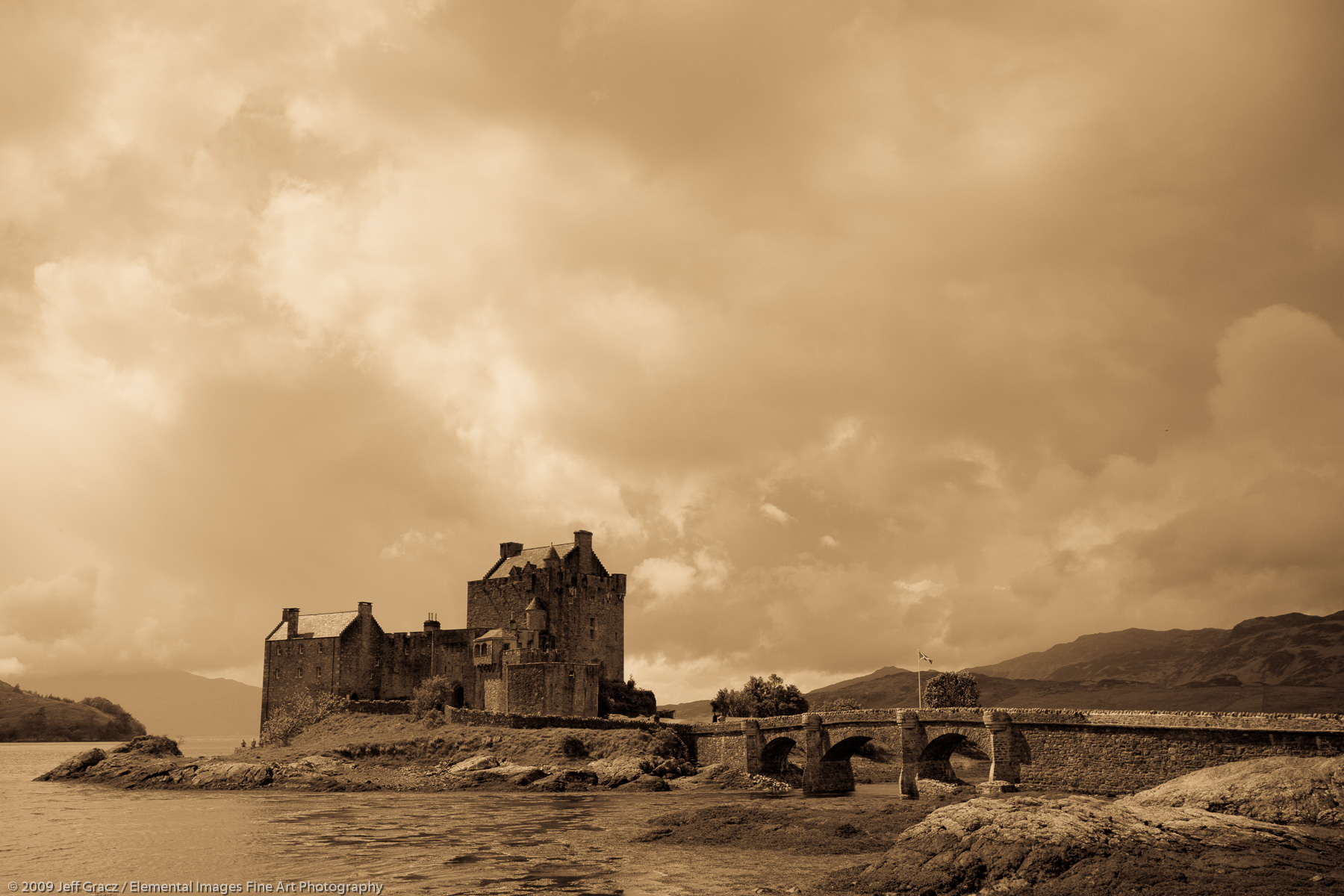 Eilean Donan Castle | Dornie | Scotland | United Kingdom - © © 2009 Jeff Gracz / Elemental Images Fine Art Photography - All Rights Reserved Worldwide